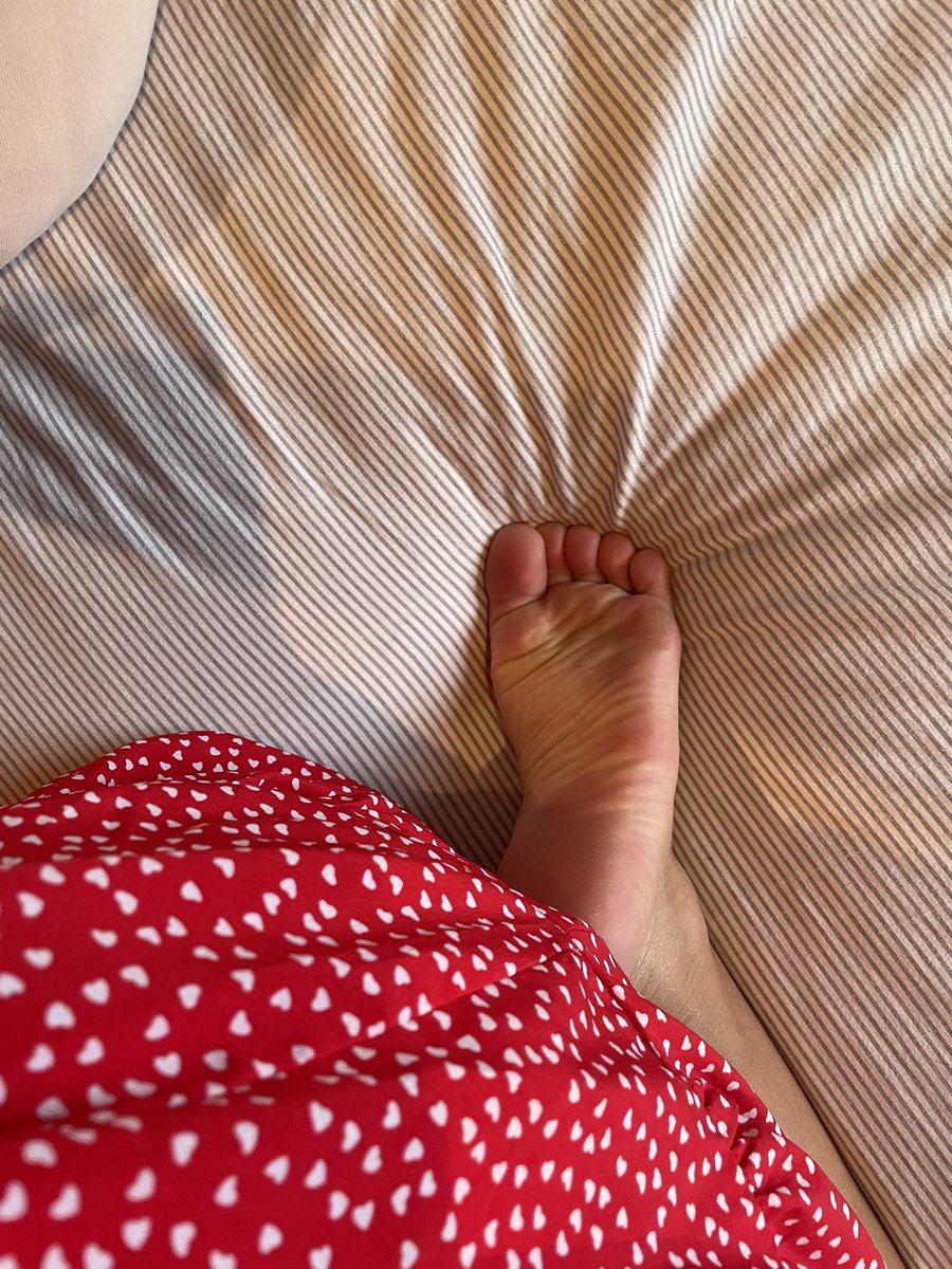 PaillettesMiss's tweet photo. Motivation pour ta journée de travail stressante 😏

#soumis #moneyslave #domina #moneymiss #findom #pieds #mym https://t.co/2Q6kw27x8X