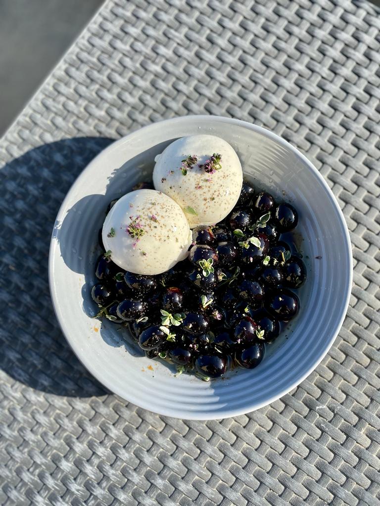 Today’s #cheesecourse is a black &amp; white beauty. 😍 This is my creamy #burrata with black #grapes marinated in fig balsamic, thyme &amp; olive oil. Have a great Tuesday!
#tuesdaythoughts #chef #privatechef #somersetchef #dorsetchef #somerset #somersetcool #loveforsomerset
