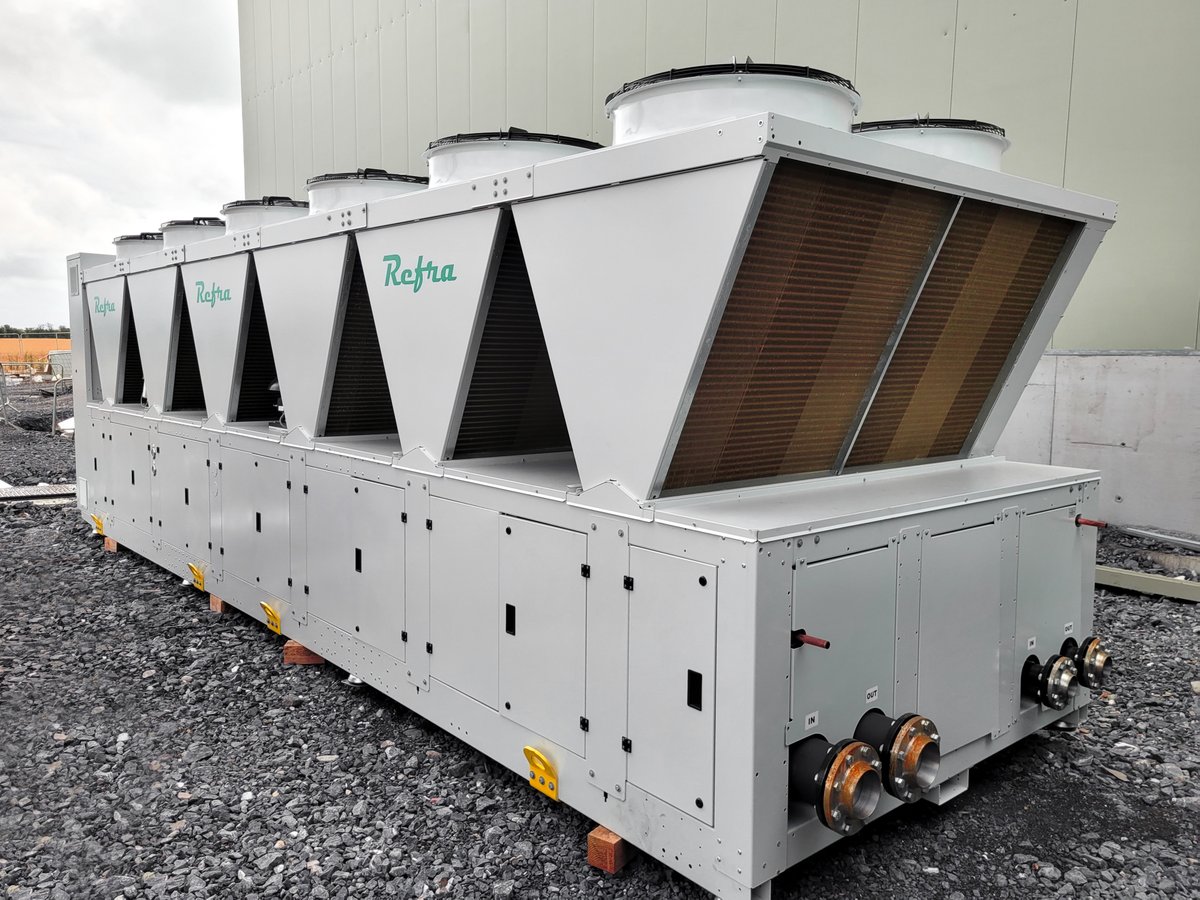 RefraEu's tweet photo. 📲 A flower distribution unit at Dublin Airport being equipped with a 400 kW #ecological #Refra air/water #chiller with #R290 refrigerant, completed with @BITZERGroup compressors, @Belimo PICV energy valves and intuitive @ResourceDm controllers! 👉More at https://t.co/WwcTh5M2Gt https://t.co/UTEagtoeo8