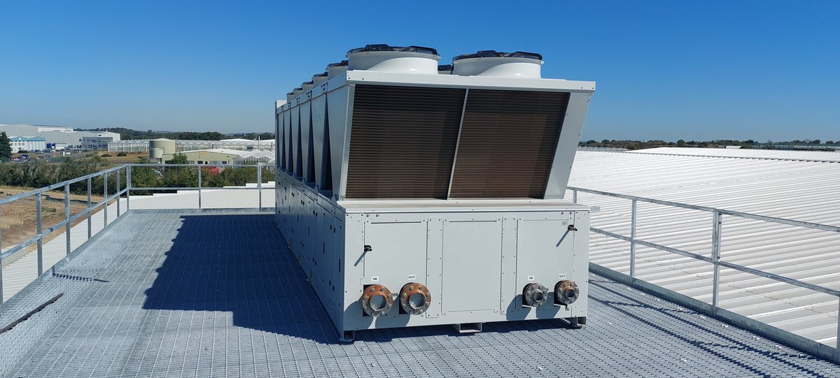 RefraEu's tweet photo. 📲 A flower distribution unit at Dublin Airport being equipped with a 400 kW #ecological #Refra air/water #chiller with #R290 refrigerant, completed with @BITZERGroup compressors, @Belimo PICV energy valves and intuitive @ResourceDm controllers! 👉More at https://t.co/WwcTh5M2Gt https://t.co/UTEagtoeo8