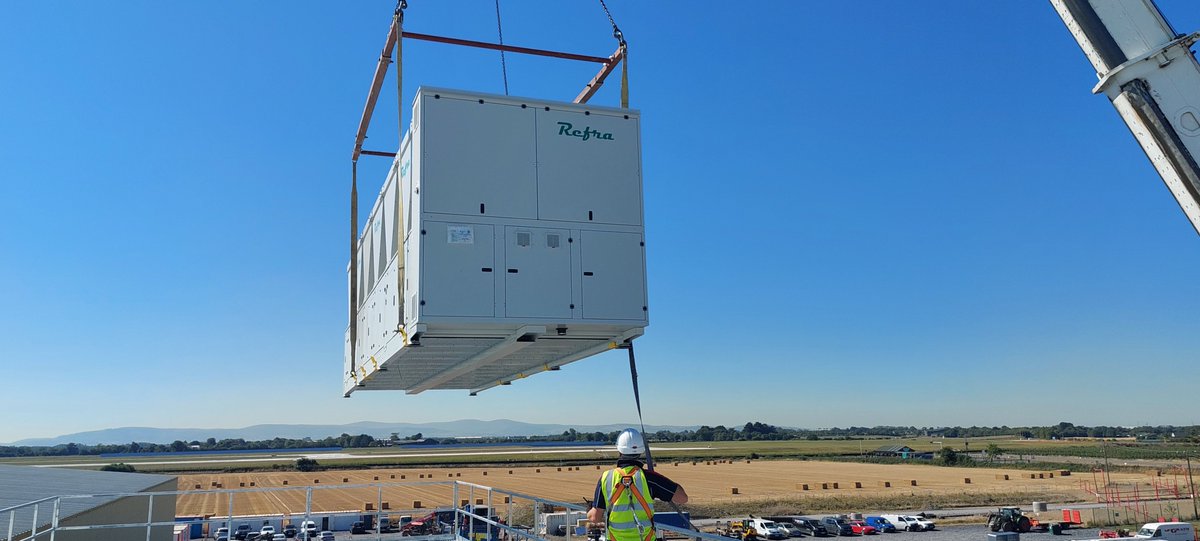 RefraEu's tweet photo. 📲 A flower distribution unit at Dublin Airport being equipped with a 400 kW #ecological #Refra air/water #chiller with #R290 refrigerant, completed with @BITZERGroup compressors, @Belimo PICV energy valves and intuitive @ResourceDm controllers! 👉More at https://t.co/WwcTh5M2Gt https://t.co/UTEagtoeo8