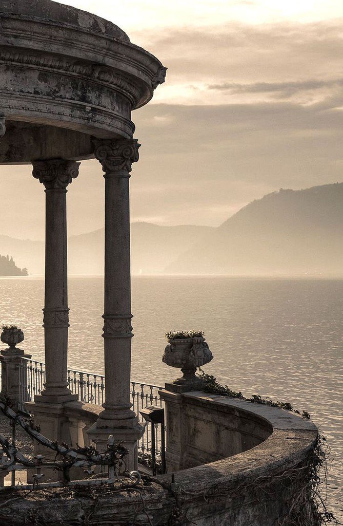 AngelsWhisperr's tweet photo. Lago di Como. Italy https://t.co/8sRAvWREFK