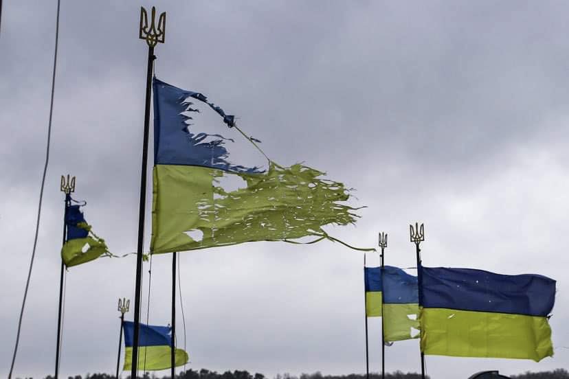 Саме так виглядає прапор незламної країни. З Днем Державного прапора України!

На світлині - прапор на кладовищі українських військових в Чернігові, яке прицільно розстрілювали й нищили росіяни. Знято 6 квітня

Фото: Стас Юрченко