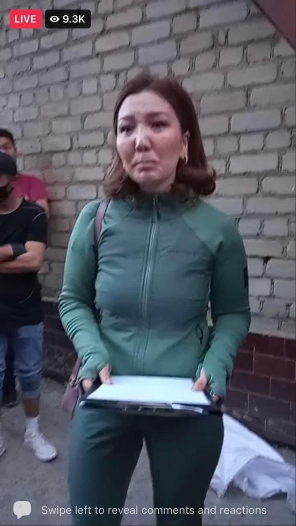 Миний энэ муу дарвайтлаа уйлж байгаа зургийг гаргаж ирээд л шүүмжлэх юм. Зарим хүмүүс уйлж байхдаа толинд нэг хараарай, долоон дор байх вий😀