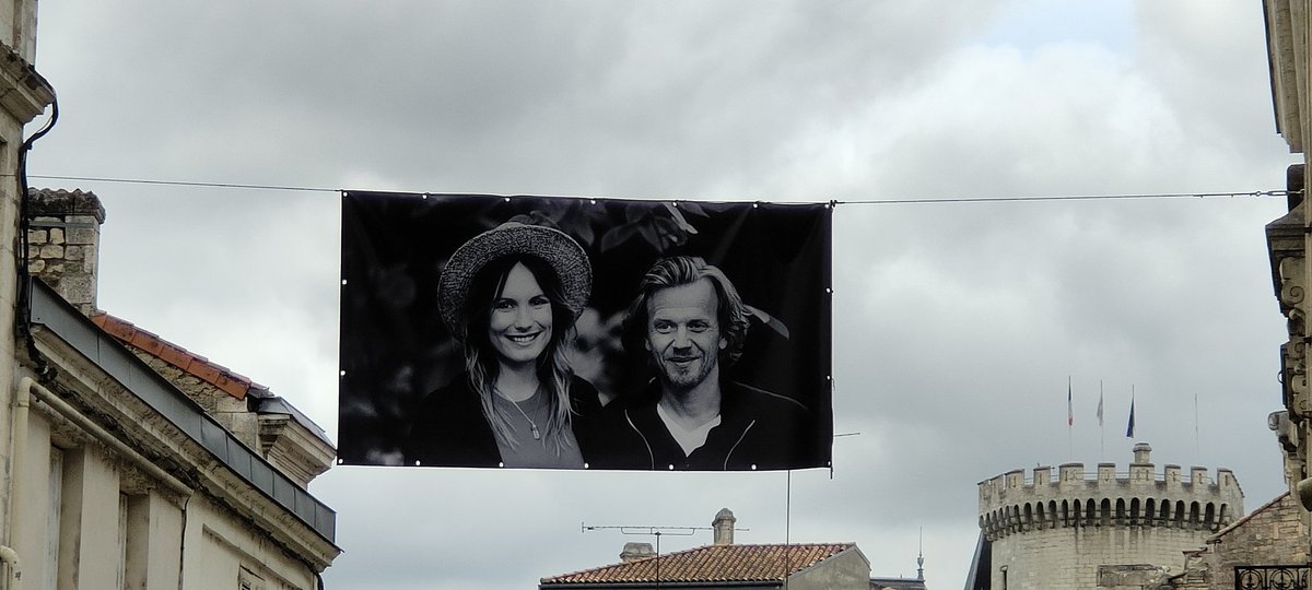 welovecinemafr's tweet photo. En levant les yeux au ciel, nous pouvons nous rendre compte que nous sommes accueillis par des acteurs que nous connaissons bien, à l'instar d'Emma Mackey et Romain Duris, réunis pour #Eiffel, ou Ana Girardot et Alex Lutz, qui étaient au casting de #5eSet ! 👀

#FFA2022 https://t.co/MHMEYwdOtI