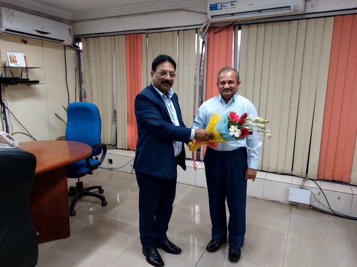BCCLofficial's tweet photo. श्री उदय अनंत कावले ने भारत कोकिंग कोल लिमिटेड  के निदेशक तकनीकी (योजना व परियोजना) के रूप में दिनांक 23.08.2022 को पदभार ग्रहण किया। श्री समीरन दत्ता, अध्यक्ष-सह –प्रबंध निदेशक ने श्री कावले को पुष्पगुच्छ देकर स्वागत किया। https://t.co/Im5thyGjxd