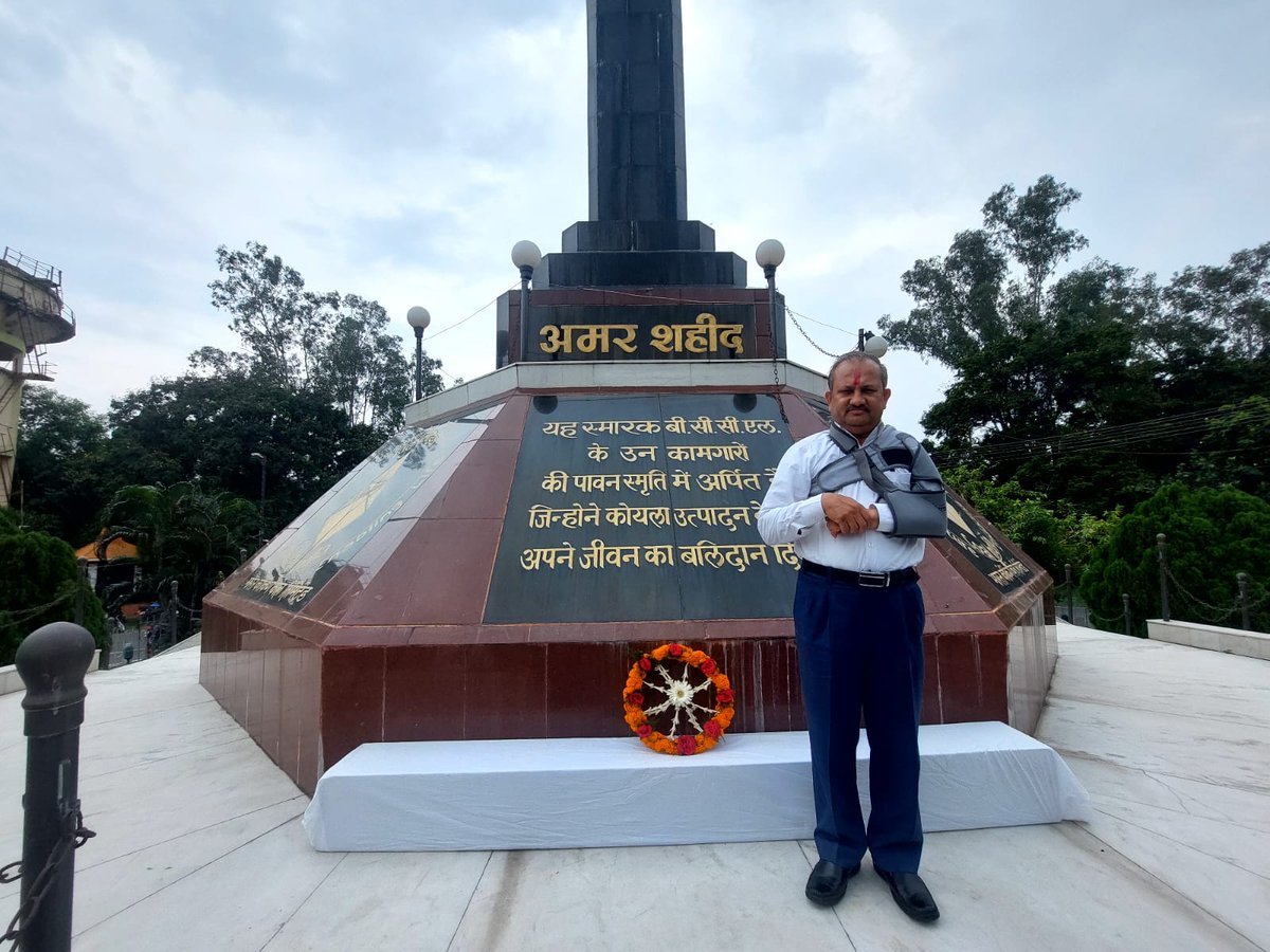 BCCLofficial's tweet photo. श्री उदय अनंत कावले ने भारत कोकिंग कोल लिमिटेड  के निदेशक तकनीकी (योजना व परियोजना) के रूप में दिनांक 23.08.2022 को पदभार ग्रहण किया। श्री समीरन दत्ता, अध्यक्ष-सह –प्रबंध निदेशक ने श्री कावले को पुष्पगुच्छ देकर स्वागत किया। https://t.co/Im5thyGjxd