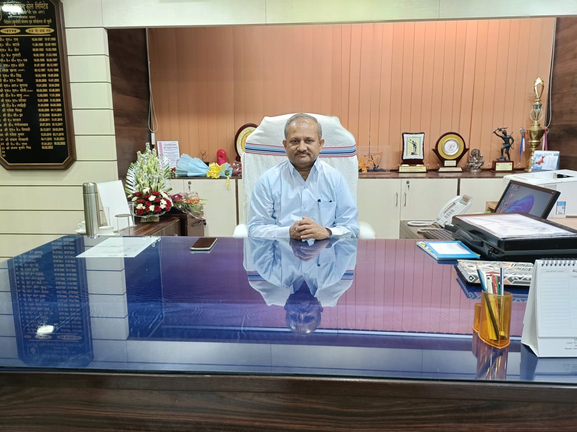BCCLofficial's tweet photo. श्री उदय अनंत कावले ने भारत कोकिंग कोल लिमिटेड  के निदेशक तकनीकी (योजना व परियोजना) के रूप में दिनांक 23.08.2022 को पदभार ग्रहण किया। श्री समीरन दत्ता, अध्यक्ष-सह –प्रबंध निदेशक ने श्री कावले को पुष्पगुच्छ देकर स्वागत किया। https://t.co/Im5thyGjxd