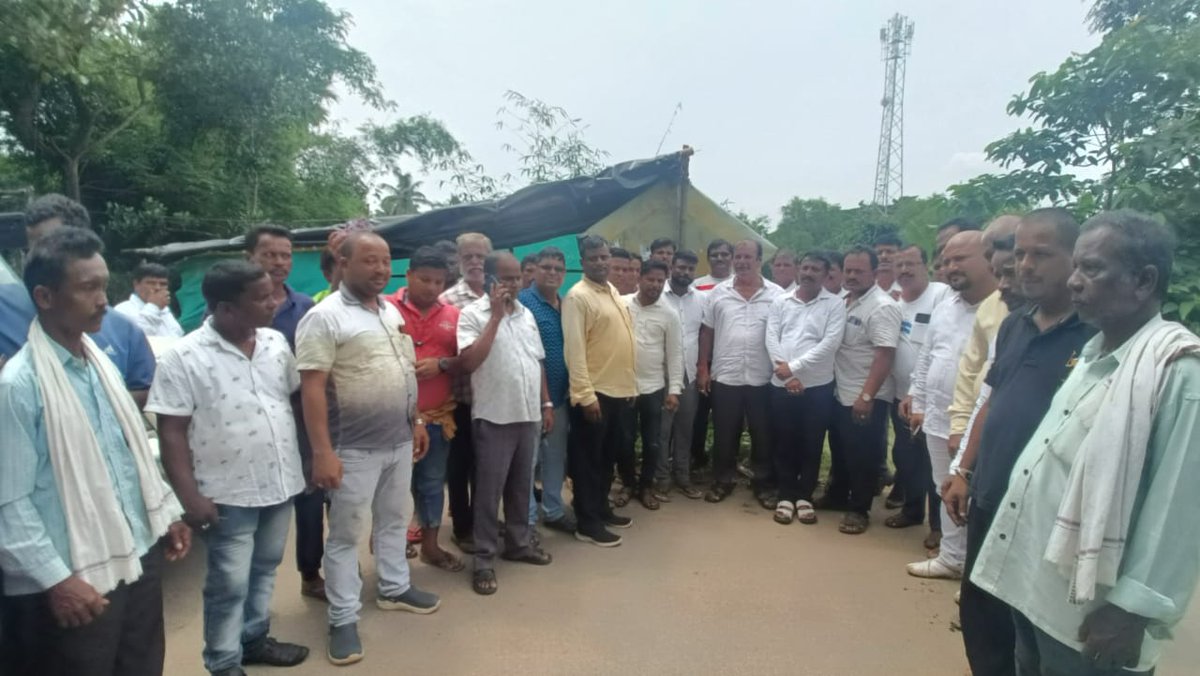 PurnenduBJD's tweet photo. Today Minister Sri Ashok Chandra Panda distributed cooked food items to the families living in flooded houses of Tikarpada Gram Panchayat under Bhubaneswar Ekamra Constituency. @Ashokpandabbsr @bjd_odisha @CMO_Odisha @MoSarkar5T @pranabpdas @Naveen_Odisha https://t.co/mPJa3VxO3U