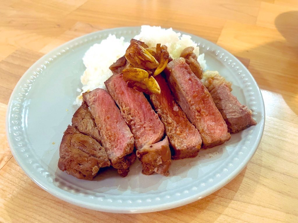 ミディアムレアのステーキ丼（割引）🍖

#給食番長 #給食 #番長 #メシバンチャンネル #ステーキ #ミディアムレア

mobile.twitter.com/meshibancho

instagram.com/meshibancho/

youtube.com/channel/UCBItQ…