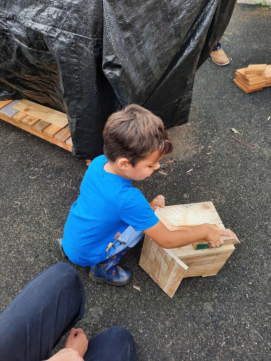 RuthAWardCreate's tweet photo. Today at the Community Wood Sheds Drop In #Workshops #ppnpsheds
#charcoalingwood #pigeonbox #fencing #upcyclingfurniture #chopsaw #savinglandfill #recyclingwood #ashesforgarden #gardening #volunteers #participants #mentalhealth #isolation #makingnewfriends #outdoorspace https://t.co/fX7A6UmLZq