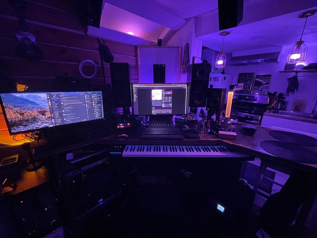 AntelopeAudio's tweet photo. Can you spot a Discrete 8 Synergy Core in the violet darkness? 👀
Cozy home set-up by Ken Candelas💜
📷: https://t.co/uiw4deF2zA
#antelopeaudio #discrete8synergycore #audiointerface #audioproduction #gear #recordingtechnology #musicianlife #studio #proaudio #audio #audioindustry https://t.co/zhu7FCc3cB