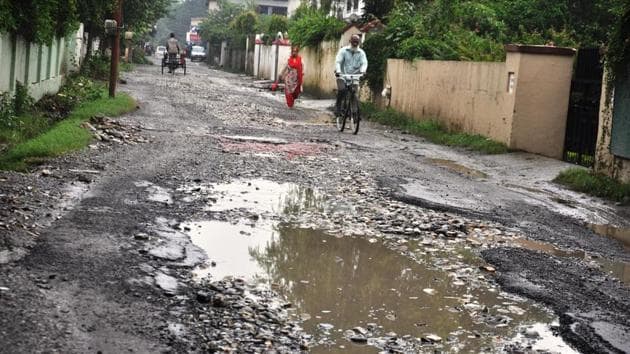 Anoopnautiyal1's tweet photo. We have tragically lost 2300 lives annually during 2016-2020 in India due to "pothole deaths". I urge govt of #Uttarakhand to fix responsibilities &amp; hold officials &amp; contractors responsible for pothole deaths if any. Strictest action needed at state level to avert such tragedies! https://t.co/JrWTEa2UvN