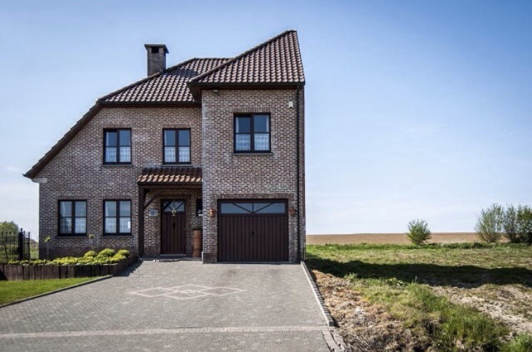 efemarq's tweet photo. Al món suburbà i rural de Bèlgica et pots fer la casa com vulguis. Les normatives urbanístiques són molt permisives i tot belga pot fer-se la casa com li roti. Això crea resultats singulars que el blogger Hannes Coudenys recull sota el nom "Ugly Belgian Houses". Alguns exemples: https://t.co/p3b2F47tCN