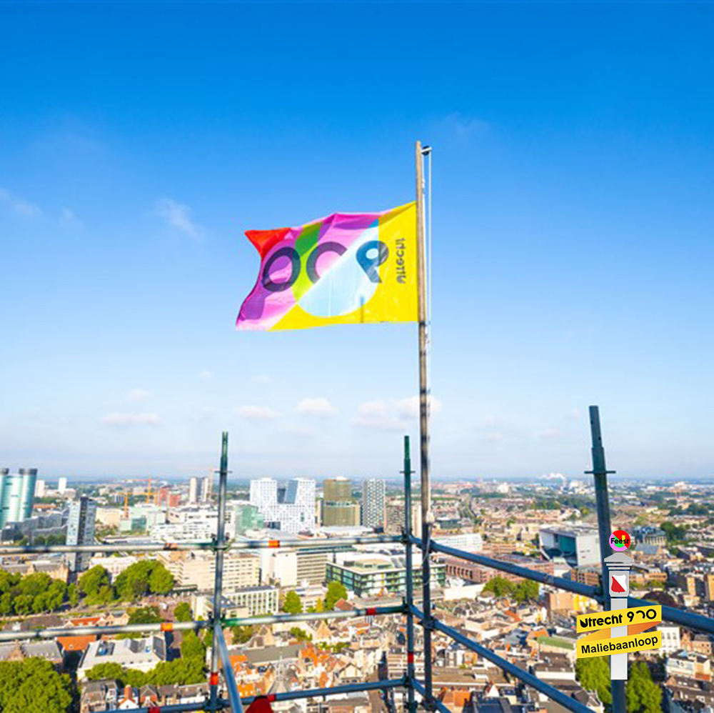 maliebaanloop's tweet photo. 🥳 𝕄𝕒𝕝𝕚𝕖𝕓𝕒𝕒𝕟𝕝𝕠𝕠𝕡 𝕩 @Utrecht900 👀 En dat kan volledig in stijl! Hang de #Utrecht900 vlag uit, die is gewoon verkrijgbaar bij het VVV-winkeltje op het domplein. Kost je niks en vrolijkt het parcours meteen op 🌈🇳🇱 Meer info https://t.co/bjqKgxpokE #mbl22 #feest https://t.co/xiiyrBZsU1