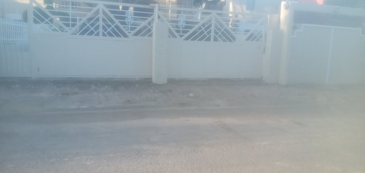 Juanosv's tweet photo. Día 22, no puedo salir de mi casa sin enlodarme, mi esposa tiene que salir con la ropa de la oficina en un bulto. MOPC con el letrero "hombres trabajando"
La "ingeniera" dice "vamos a resolverlo mas adelante"
A quien es que hay que llamar?? @CarolinaMejiaG @hugoberas @AlcaldiaDN https://t.co/ypqK0GlMGb