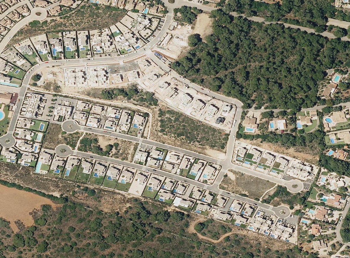 Terraferida's tweet image. Idò sí, hem comparat les fotos aèries de Mallorca entre 2015 i 2021 i hi ha molts de canvis. Un dels més sorprenents és que s'han construït 5.271 noves piscines. Són 17 cada setmana al llarg de 6 anys. Feis un capfico dins el fil i ens deis què trobau.