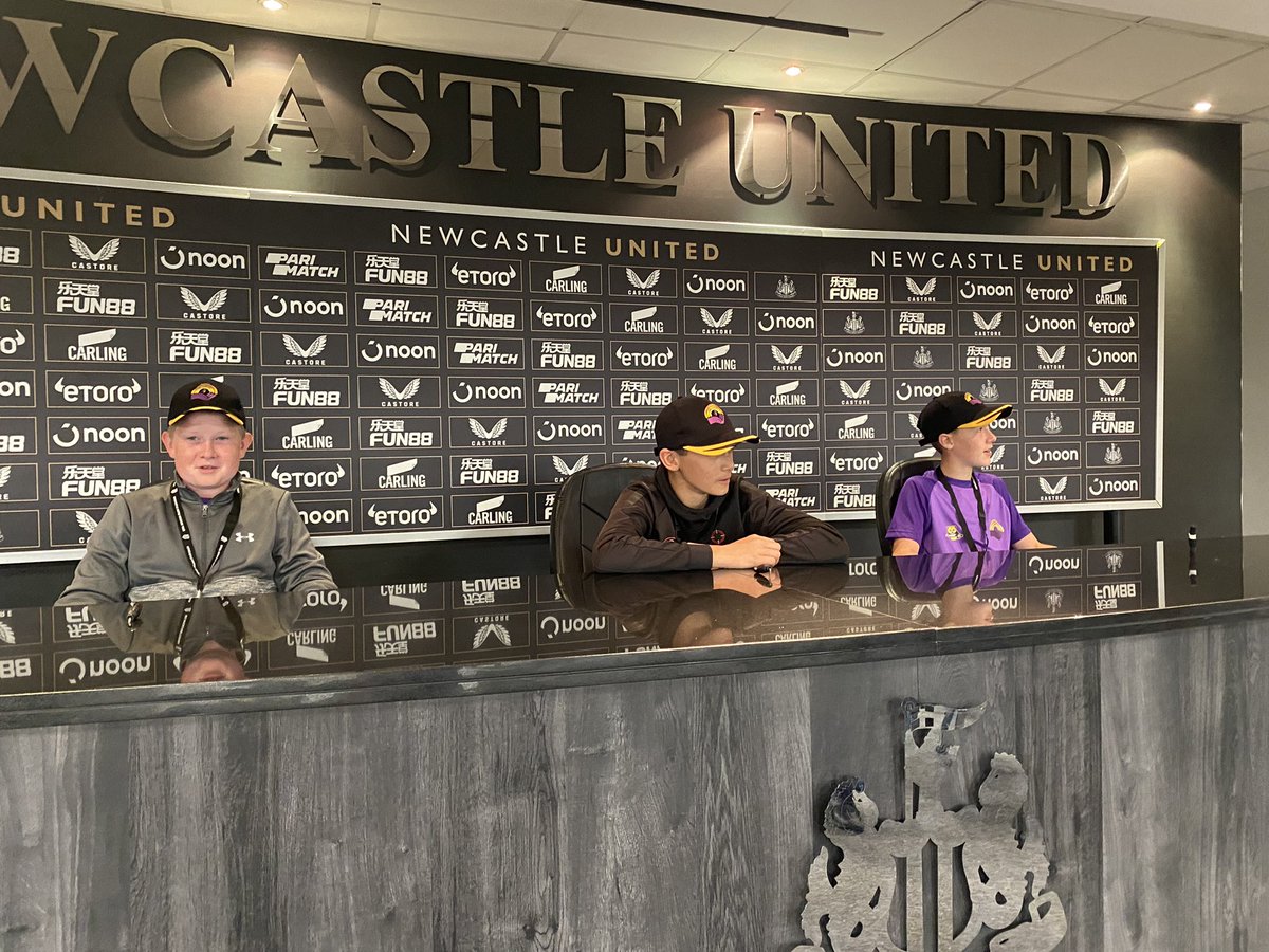 Super morning <a href="/NUFC/">Newcastle United</a> for our stadium tour 😃

The lads handled some difficult press conference questions with ease 🤣

#NewcastleUnited #StJamesPark #StadiumTour #PressConference