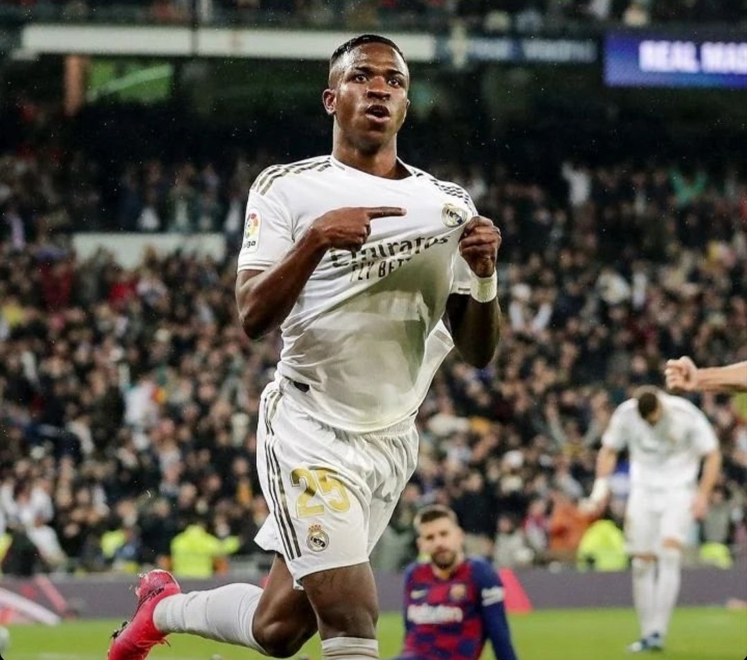 Mario___RM's tweet photo. Cristiano Ronaldo y Vinicius Junior celebrando un gol contra el Barça.

Las imágenes son idénticas, mirad a Piqué. https://t.co/bSa0xOtabC