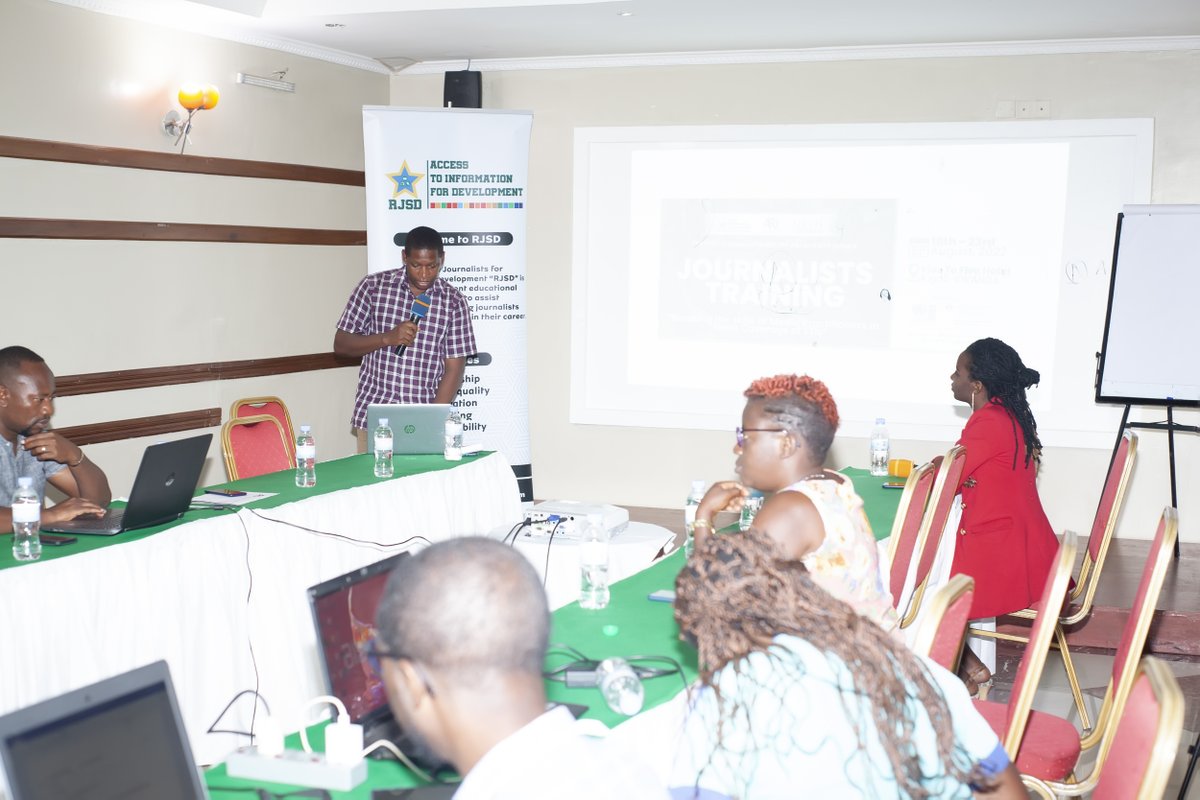 rwandajsd's tweet photo. #HappeningNow,
@rwandajs's #JournalistsTraining2022
Professional journalist @h_malachie telling the trainees on how journalists have to vainly find all possible facts of which they have to base on their news stories. https://t.co/eER3mg3m1X