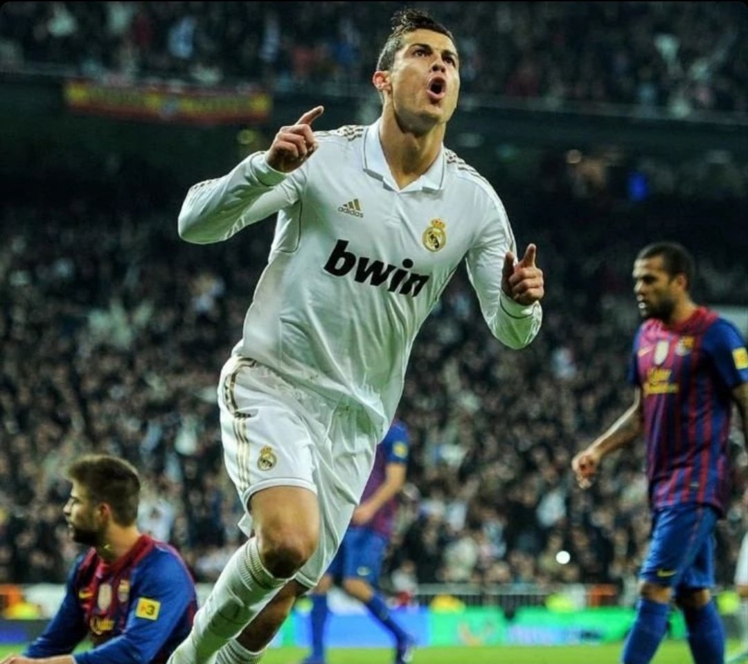 Mario___RM's tweet photo. Cristiano Ronaldo y Vinicius Junior celebrando un gol contra el Barça.

Las imágenes son idénticas, mirad a Piqué. https://t.co/bSa0xOtabC