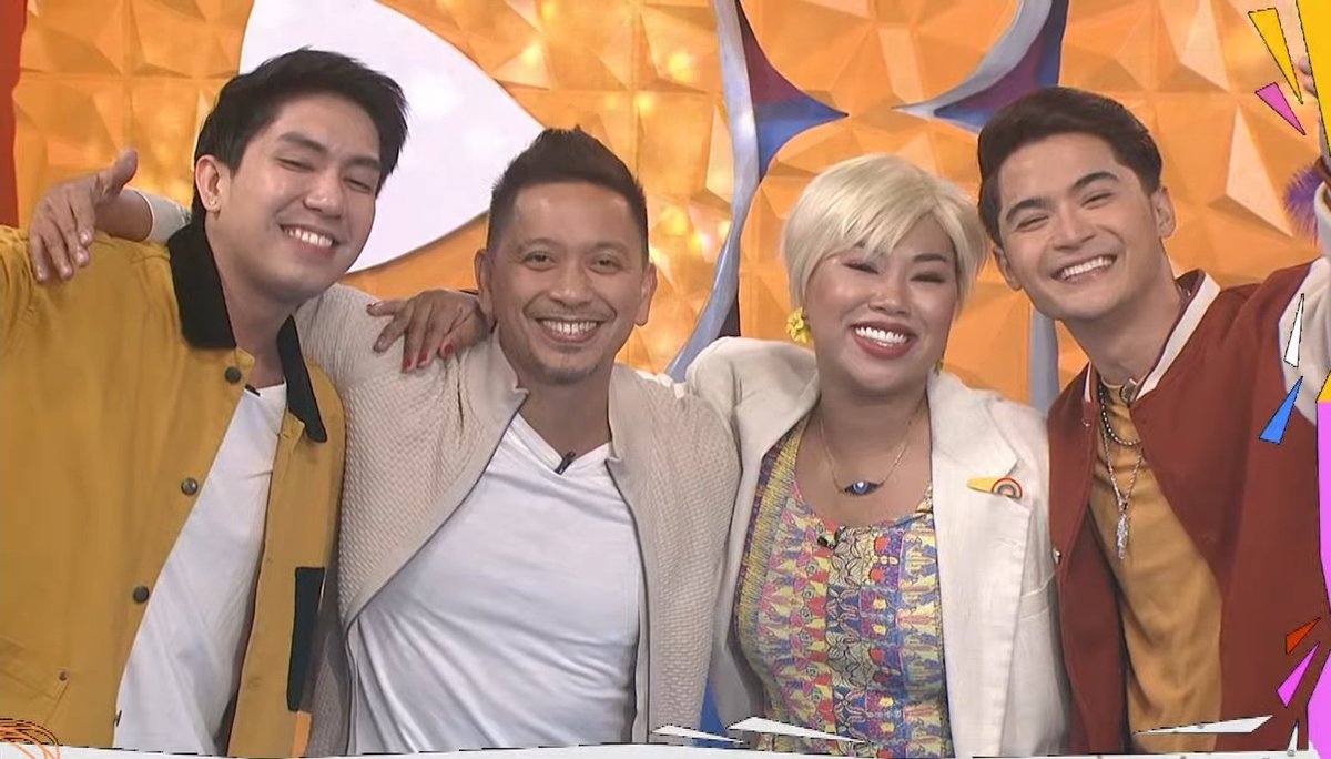 jmcarcoochie's tweet photo. WELCOME TO PIENALO, KUYS JHONG!
The Pienalo Trio with the Sampol King @jhongsample!
Happy 3rd Monthsary, #Pienalo!
@kevinmontillano @nickimorenayeah @EianRances
#PieLabyu3 #PieChannel #PIEMonthsary @iampieofficial https://t.co/ZUapJJpdNI