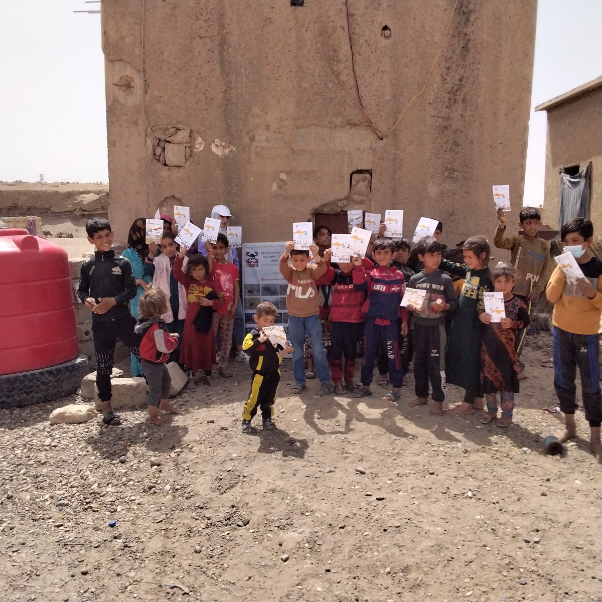rojcp_sy's tweet photo. 41 جلسة توعية و 551مستفيد من جلسات توعية من الألغام ومخلفات الحرب في ريفي الحسكة وديرالزور في شهر تموز (يوليو )
التوعية من مخاطر الألغام والمخلفات الحربية مستمرة إلى أن تصبح المناطق الخطرة آمنة
#Roj_Mine_Contorl_Organization
#safe_steps_to_save_future
#mine_action
#RMCO https://t.co/EpxJ0Dpa5R