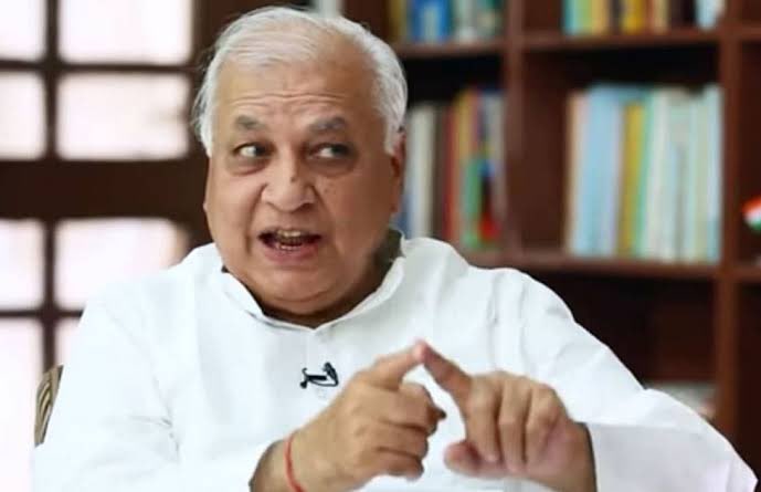 khanumarfa's tweet photo. Former union minister and now governor of Kerala, Arif Mohammad Khan, who resigned from Rajiv Gandhi govt over Shah Bano case, has not spoken a word on Bilkis Bano yet. 
That was the time of the Congress,
this is the rule of the BJP. 
Political cowardice is the name of the game. https://t.co/Fj49RsOEWO