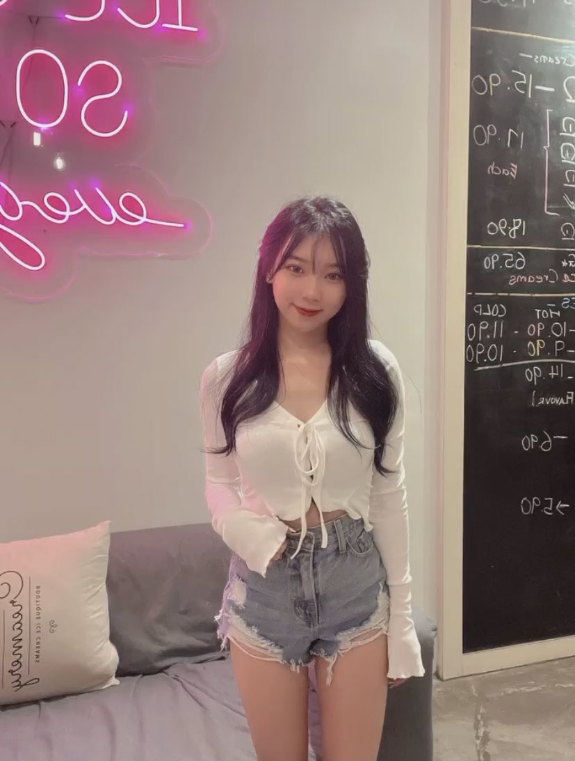 你们喜欢清纯一点 还是骚一点的