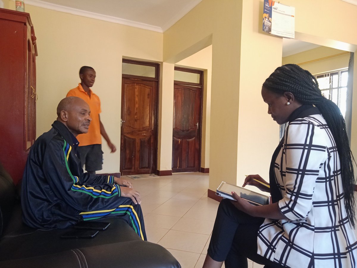 CHalmashauri's tweet photo. Mkurugenzi Mtendaji wa Halmashauri ya Wilaya ya Chato wa ndugu Mandia Kihiyo akizungumza na karani wa Sensa ya Watu na Makazi Bi. Consolatha Chrispine, wakati alipokuwa akihesabiwa katika makazi yake kijiji cha Mlimani leo tarehe 23.08.2022 kwenye zoezi la Sensa ya Watu na Makazi https://t.co/RsCNNTpbIA