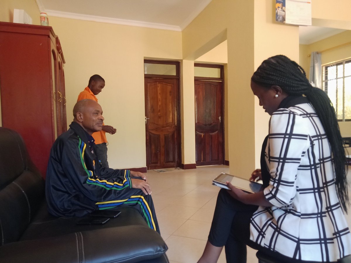 CHalmashauri's tweet photo. Mkurugenzi Mtendaji wa Halmashauri ya Wilaya ya Chato wa ndugu Mandia Kihiyo akizungumza na karani wa Sensa ya Watu na Makazi Bi. Consolatha Chrispine, wakati alipokuwa akihesabiwa katika makazi yake kijiji cha Mlimani leo tarehe 23.08.2022 kwenye zoezi la Sensa ya Watu na Makazi https://t.co/RsCNNTpbIA