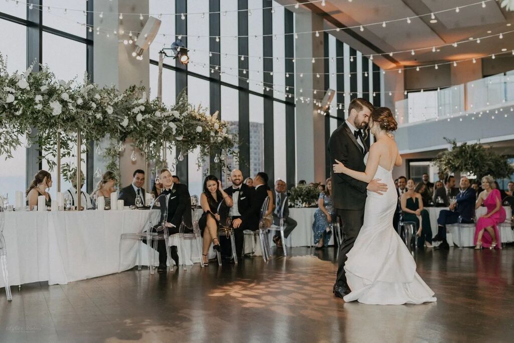 DesignLightCo's tweet photo. M&amp;J's wedding! Pure elegance and grace!! ⁠
#love #bostonwedding #stateroomboston #weddinggoals ⁠
⁠
Photography | @CityLuxStudios⁠
Floral Design | @Flouer_SpecialtyEvents⁠
Venue | @LongwoodVenues' State Room⁠
Planning | @Amber_Darcy⁠
Rentals | @Pe… https://t.co/l1QoDAbZs3 https://t.co/Wjx8WC4q3E