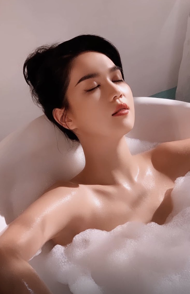 CumCockVN's tweet photo. Còn ai trụ vững sau 2 ngày tra tấn của ad kg nhỉ 😂 Nếu còn thì tiếp tục bị hành hạ cùng Ngọc Trinh nhé https://t.co/gqrVaBxYN7