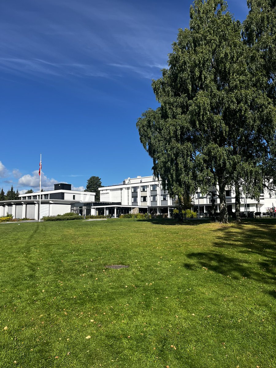 MiriamZne's tweet photo. En bønsj revisorer har inntatt #Hurdalsjøenhotell for å revidere sæ sjæl litt #romerikerevisjon #revisjonøst https://t.co/xMlSExJ8Kh