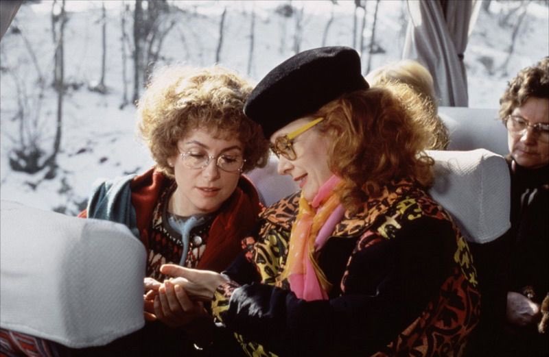 chatplin35's tweet photo. 1/2 #Agenttrouble : polar masqué. Une route enneigée, un bus rempli de cadavres, un anar bohème qui les pille sans vergogne. #Deneuve en vieille fille perruquée, #Borhinger en antiquaire sensible de la gâchette, #Lavanant en nympho frustrée. Une enquête qui slalome entre masques https://t.co/9KPJ0656rh