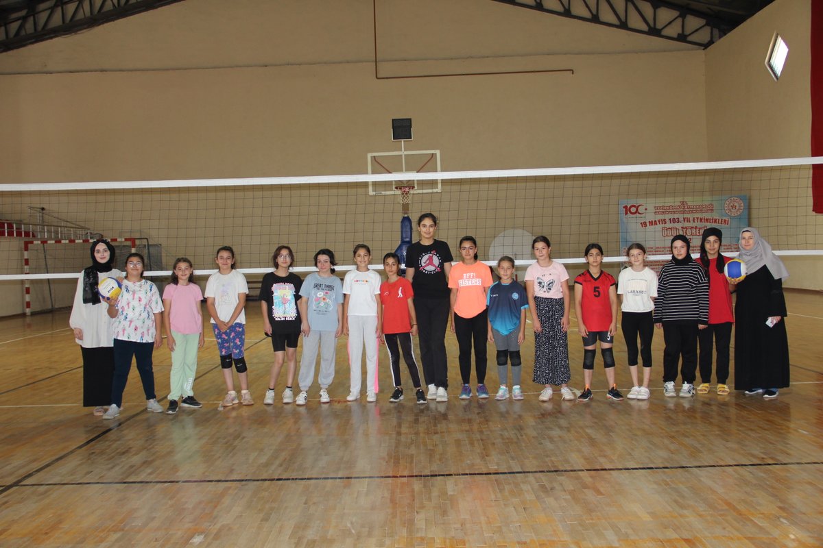 mehmetuyargsim's tweet photo. Kur'an Kursları Arası Futbol ve Voleybol Turnuvasında Kupalar Sahibini Buldu.
Voleybol da 1. GSİM,2. TÜGVA oldu.
Futbol da 1. Boruk, 2. GSİM, 3. Tepeören, 4. Merkez Hafızlık Kur'an Kursu Oldu.
Katılımlarından dolayı teşekkür ederiz. 
@kasapoglu @hamzayerlikaya @feyzullahdereci https://t.co/NJJOJslcfU