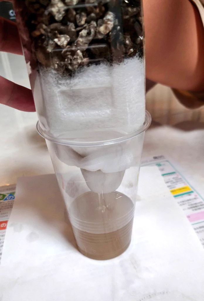 頑張って作ったろ過装置よりも、ティッシュペーパーのほうがきれいにろ過できちゃったｗ