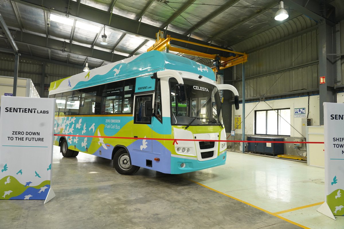 CVmagazine's tweet photo. #SentientLabs unveiled their first bus powered by hydrogen as a part of the National Green Hydrogen Mission.
-Union Minister for Science & Tecnology @DrJitendraSingh launched the bus in Pune
@AnandSinghBS
#hydrogenbus #KPIT #Hydrogen https://t.co/IRJSR1OFWQ