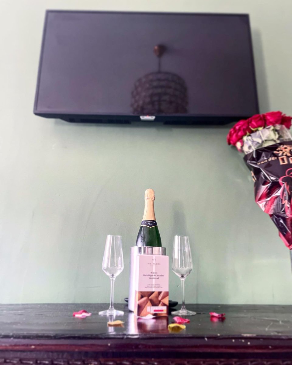 WhiteHart_Hotel's tweet photo. Another beautiful wedding in our Jane Seymour Suite💝book directly with us to receive a 15% discount! #wedding #fullers #suite #kingston #janeseymour https://t.co/ABgePwZ6ys