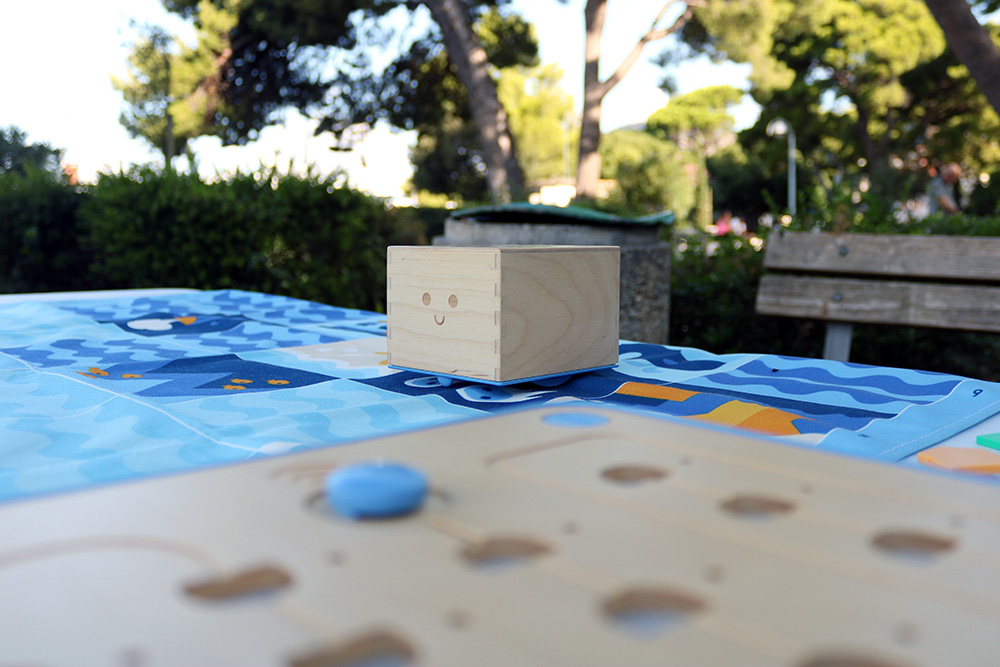 FuturaDubrovnik's tweet photo. U sklopu Ljeta u Gružu i Europskog tjedna robotike u parku Luja Šoletića su održane dvije radionice robotike i programiranja bez ekrana. 🤖
#futura #HourOfCode #codeEU #codeweek #CodeWeekHR #radionice #code #stem #CSforall #CSforkids #cubetto #steam  #erw2022  #Arduino #robotika https://t.co/UiSC5PftnS