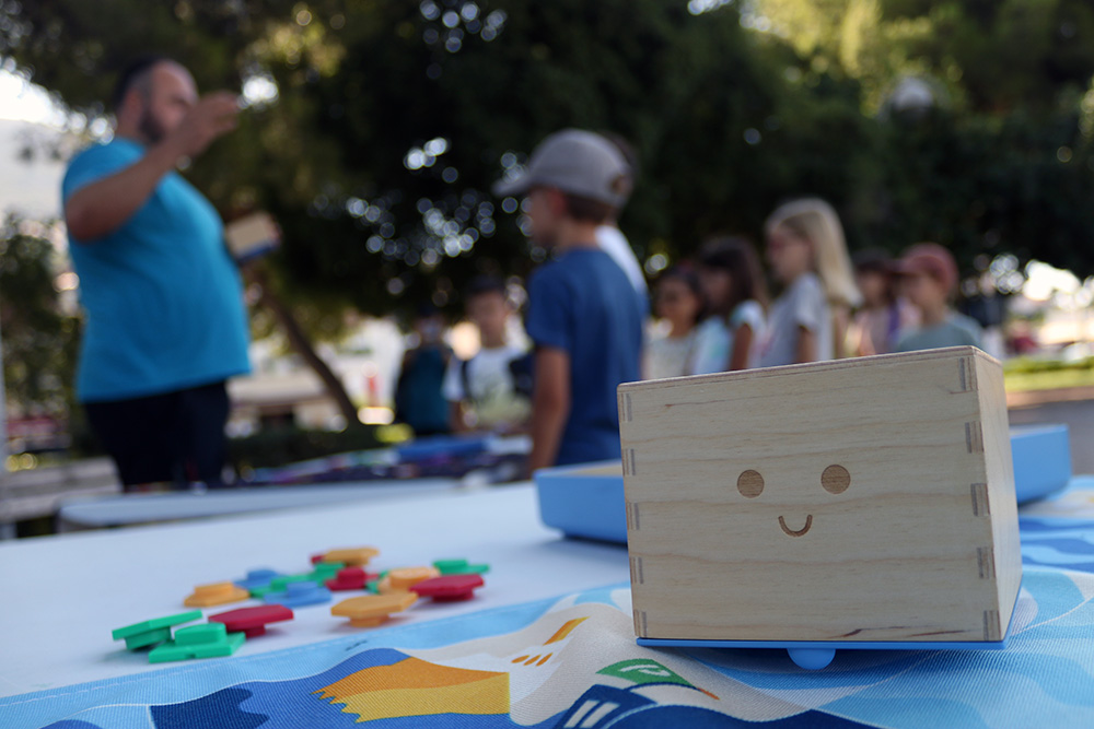 FuturaDubrovnik's tweet photo. U sklopu Ljeta u Gružu i Europskog tjedna robotike u parku Luja Šoletića su održane dvije radionice robotike i programiranja bez ekrana. 🤖
#futura #HourOfCode #codeEU #codeweek #CodeWeekHR #radionice #code #stem #CSforall #CSforkids #cubetto #steam  #erw2022  #Arduino #robotika https://t.co/UiSC5PftnS