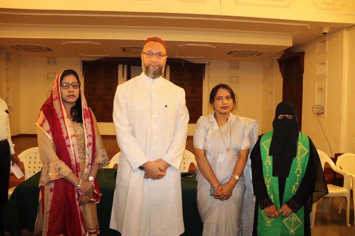 aimim_national's tweet photo. AIMIM मध्य प्रदेश के नवनिर्वाचित पार्षदों ने आज पार्टी मुख्यालय दारुस्सलाम में AIMIM के राष्ट्रीय अध्यक्ष बैरिस्टर @asadowaisi से मुलाक़ात की। https://t.co/UwN6FSpweV