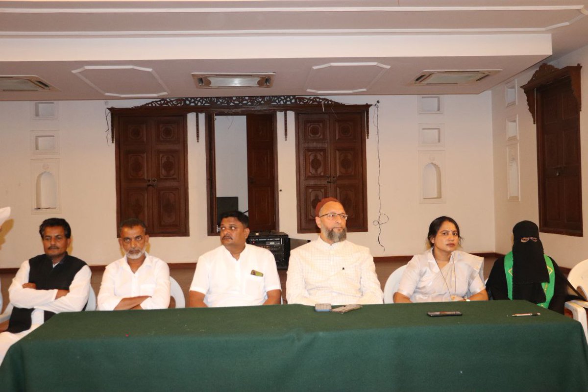 aimim_national's tweet photo. AIMIM मध्य प्रदेश के नवनिर्वाचित पार्षदों ने आज पार्टी मुख्यालय दारुस्सलाम में AIMIM के राष्ट्रीय अध्यक्ष बैरिस्टर @asadowaisi से मुलाक़ात की। https://t.co/UwN6FSpweV