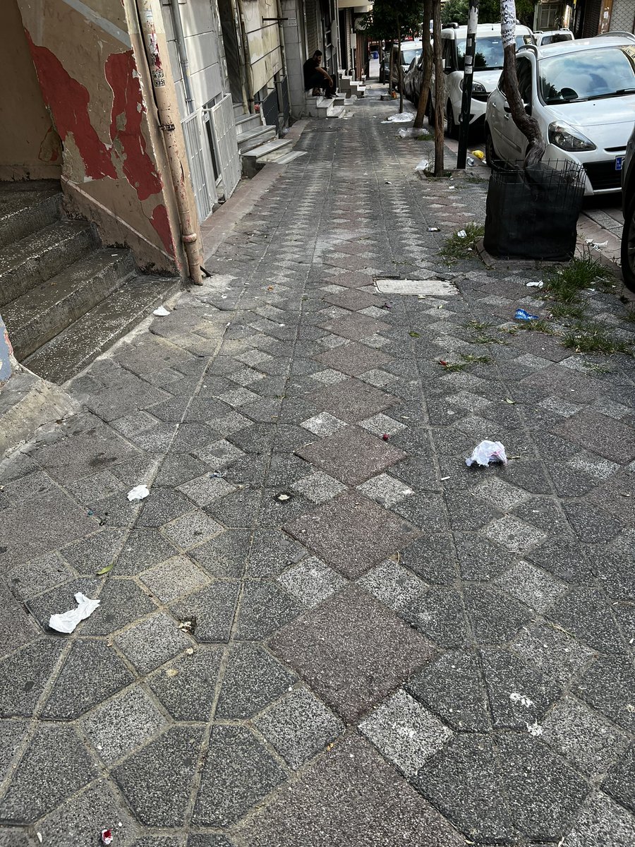 mervis_____'s tweet photo. @zeytinburnubld @omerrarisoy   Gökalp mahallesi 47. Sokak no:15 mahallemizin durumu çok vahim pislikten ve kapı önundeki topraktan cam açamıyoruz temizlik görevlileri yeterli özeni gösteremiyor. Görüntü hiç hoş değil lütfen ilgilenir misiniz https://t.co/5KXFyzVbwj