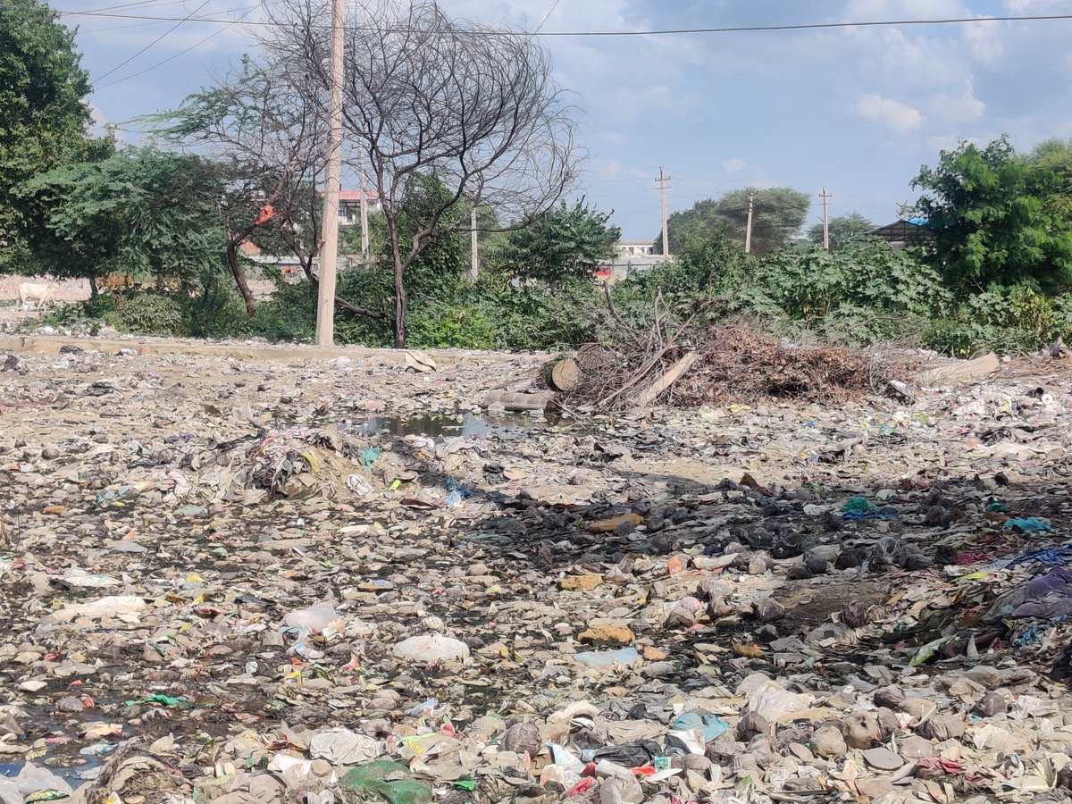 SethiRuchikaT's tweet photo. @cleanAirBharat @CPCB_OFFICIAL @MunCorpGurugram @moefcc @DC_Gurugram @narayanansreeni 1.@CWCOfficial_GoI
may note
this #leachate pollutes #groundwater there's no #Liner

2.@CPCB_OFFICIAL why hv local authorities #approved such kind of operations that contaminate ondaily basis #air #water #soil

3.@MoHFW_INDIA &amp; @DC_Gurugram such"sites" lead to #vectorborndiseases https://t.co/ClqZqzQOTl
