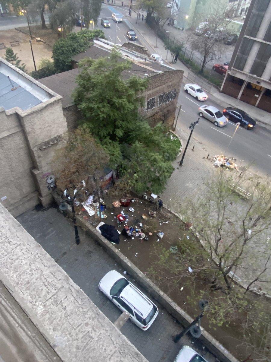 UrbanoRodrigo's tweet photo. Hasta cuando tenemos que aguantar toda esta cochinada en Santiago Centro ? Avenida Santa Rosa con Curico. @Muni_Stgo @IraciHassler @SantiagoRevive @Carabdechile  #santiago #santiagocentro #metrosantalucia https://t.co/xhjNA9HRVA