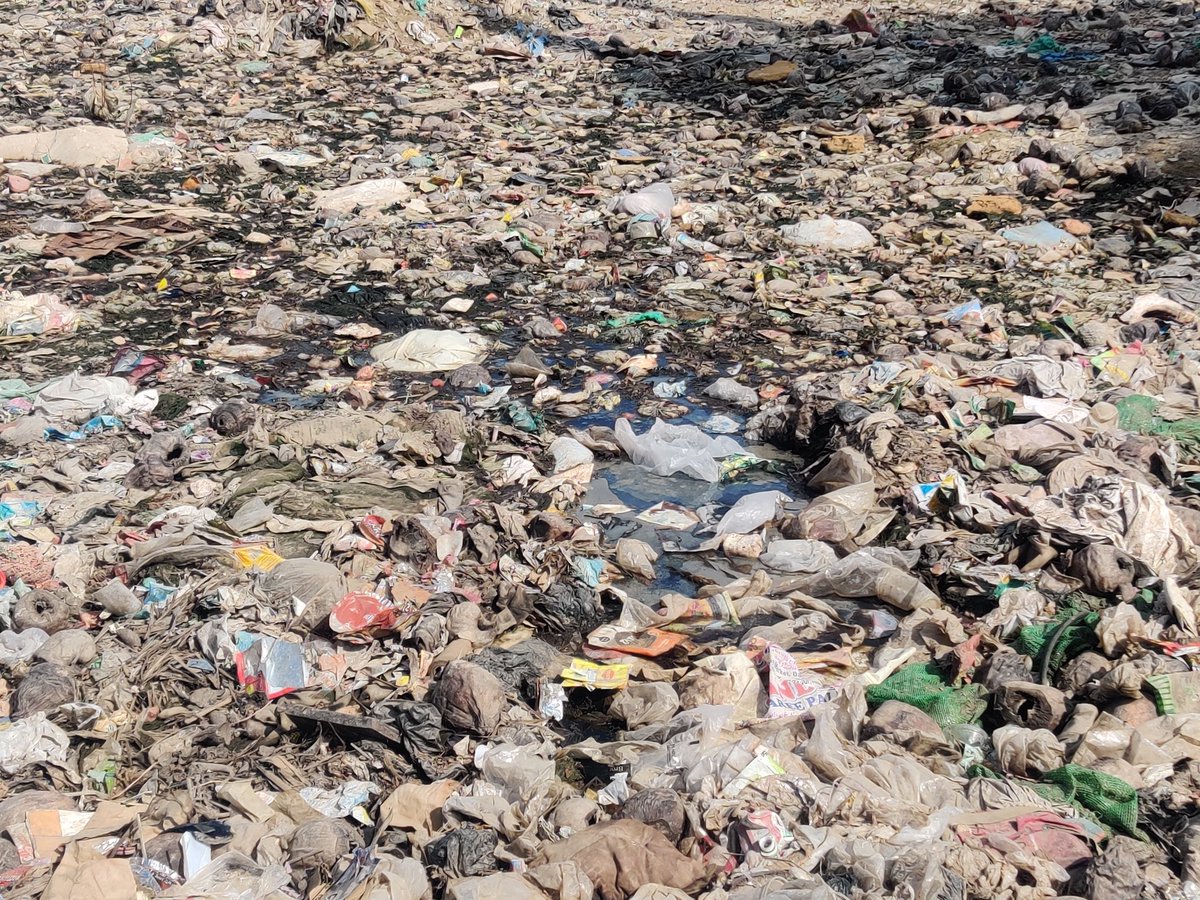 SethiRuchikaT's tweet photo. @cleanAirBharat @CPCB_OFFICIAL @MunCorpGurugram @moefcc @DC_Gurugram @narayanansreeni 1.@CWCOfficial_GoI
may note
this #leachate pollutes #groundwater there's no #Liner

2.@CPCB_OFFICIAL why hv local authorities #approved such kind of operations that contaminate ondaily basis #air #water #soil

3.@MoHFW_INDIA &amp; @DC_Gurugram such"sites" lead to #vectorborndiseases https://t.co/ClqZqzQOTl