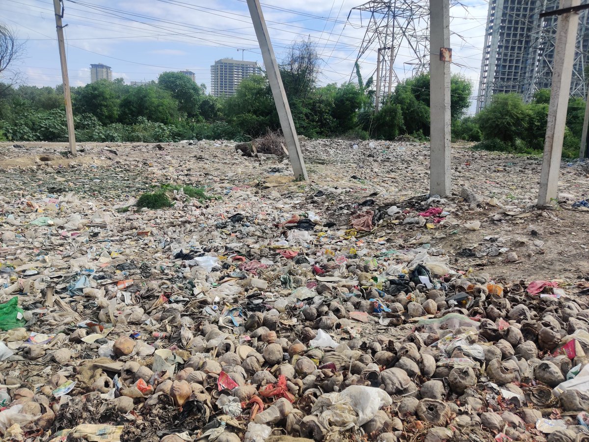 SethiRuchikaT's tweet photo. @cleanAirBharat @CPCB_OFFICIAL @MunCorpGurugram @moefcc @DC_Gurugram @narayanansreeni 1.@CWCOfficial_GoI
may note
this #leachate pollutes #groundwater there's no #Liner

2.@CPCB_OFFICIAL why hv local authorities #approved such kind of operations that contaminate ondaily basis #air #water #soil

3.@MoHFW_INDIA &amp; @DC_Gurugram such"sites" lead to #vectorborndiseases https://t.co/ClqZqzQOTl