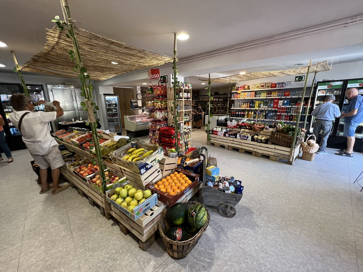 esibina's tweet photo. Avui a Sant Vicenç estem de celebració, sumem un nou establiment! L’antic Can Villegas deixa pas al nou comerç de proximitat “Cal Recader” Cal donar vida al comerç, ara és el torn dels veïns i veïnes. Molta sort i encerts en aquesta nova aventura, gràcies per escollir Sant Vicenç https://t.co/hLnUNW5gQf