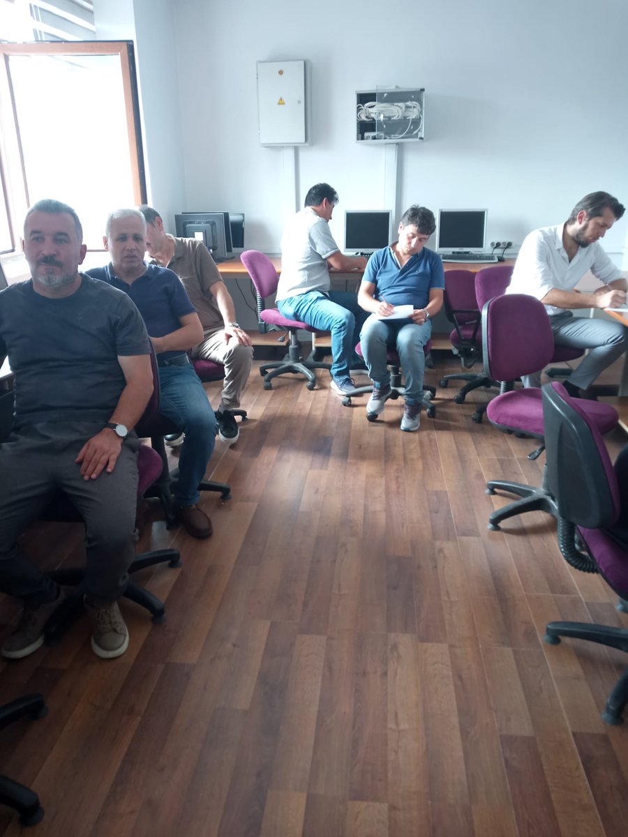 DevrekHem's tweet photo. Aile Okulu Projesi kapsamında açılan Aile Okulu Eğitici Eğitimi Kursu'muzda öğretmenler eğitimlerine başladı.Kursu başarı ile bitiren eğitimciler öğrenci velilerine yönelik kurslar açabileceği gibi yetişkin eğitimi alanında çeşitli proje çalışmalarında da görev alabilecekler. https://t.co/F8PMTKYK3p
